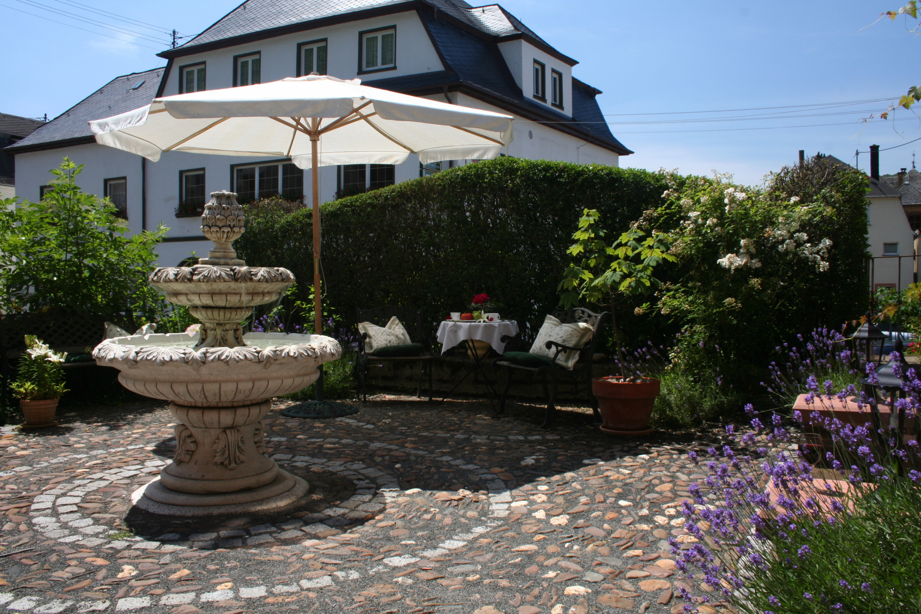 Sonnenterrasse-mit-Aussensitz