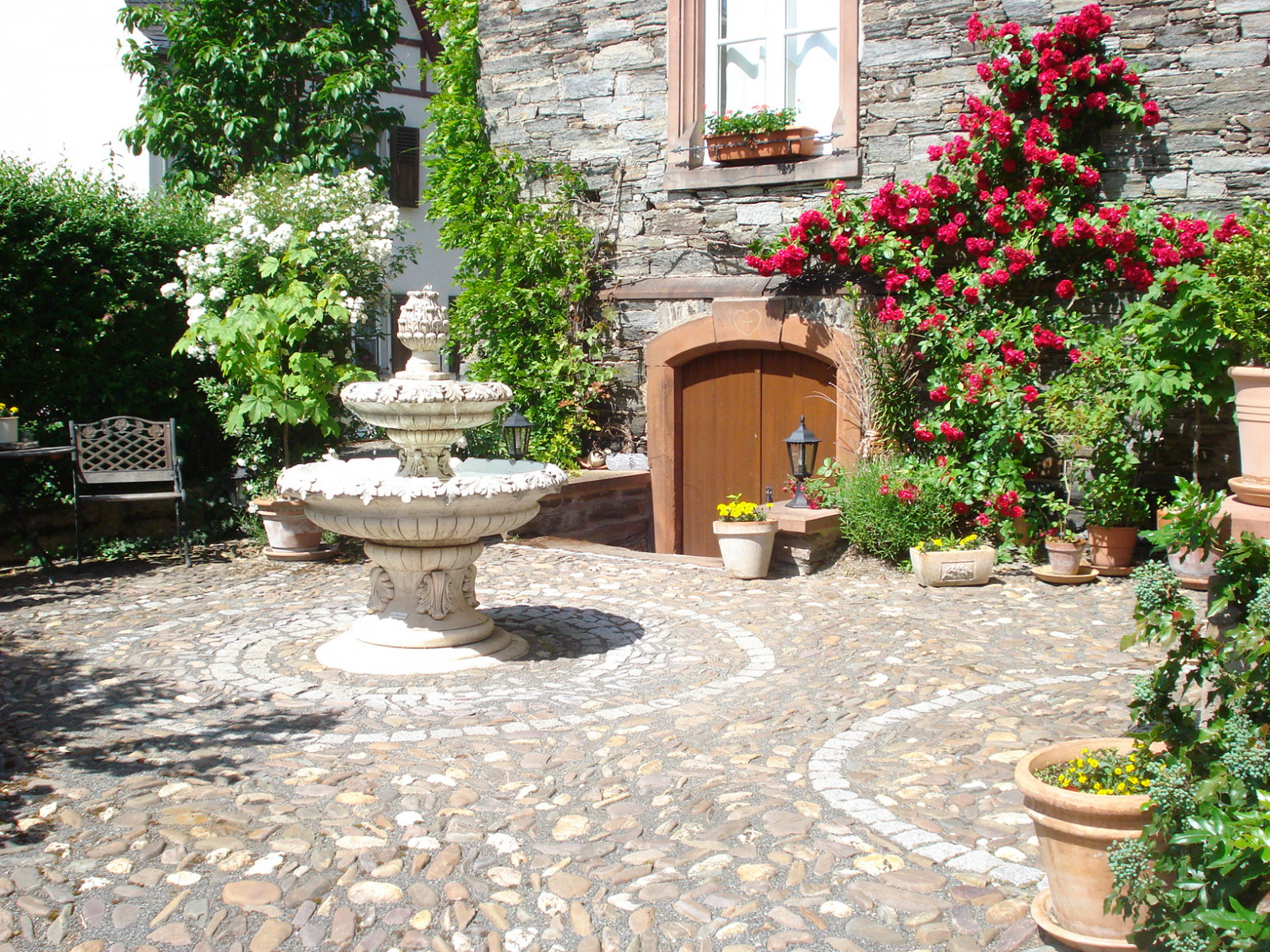 Sonnenterrasse-mit-Brunnen