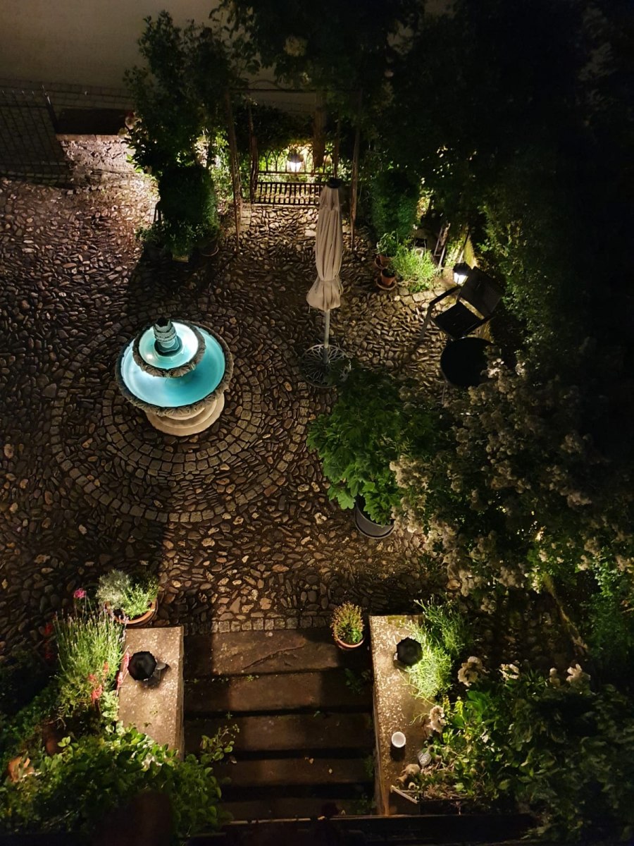 Sonnenterrasse-von-oben-bei-Nacht