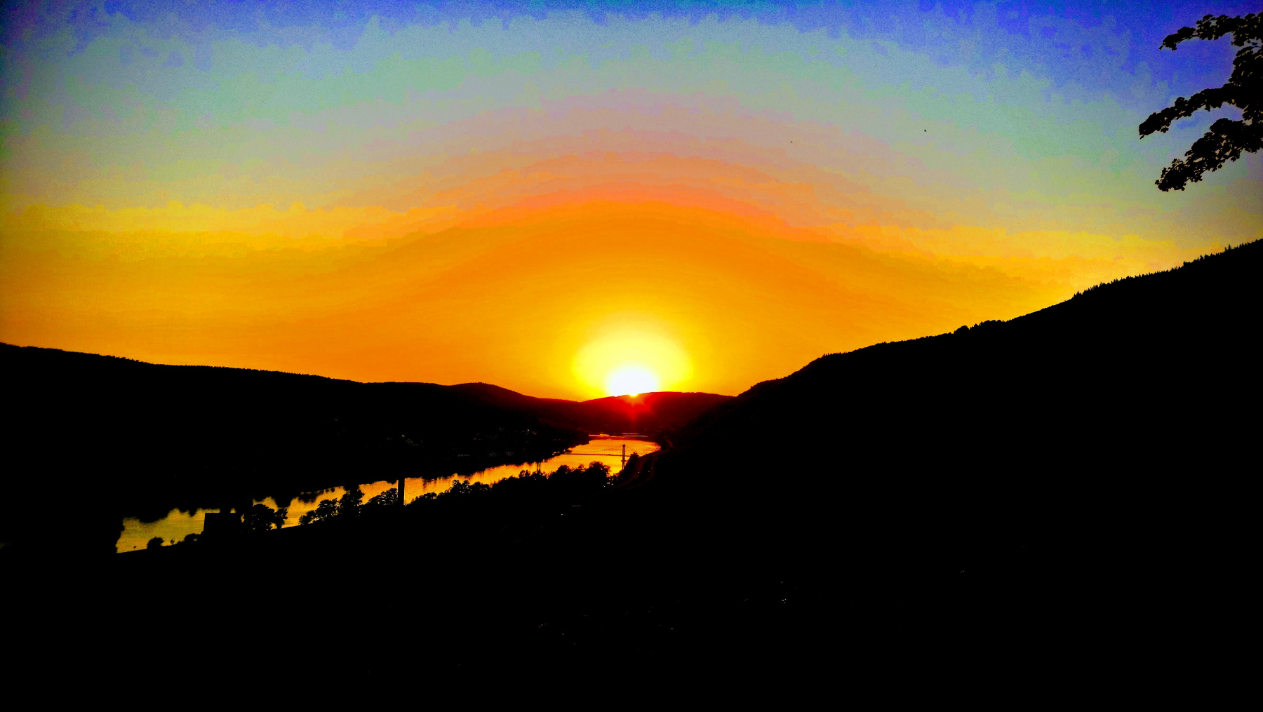Sonnenuntergang-ueber-der-Mosel